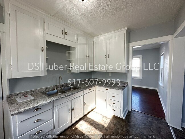 Building Photo - 4 bed 2 bath single family home, with 2 ca...