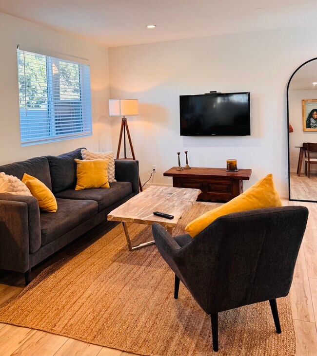 Foto del edificio - 7803 White Oak Ave