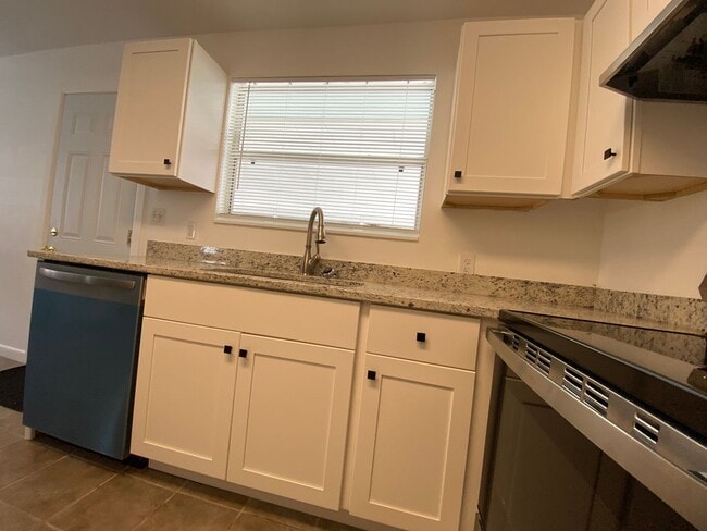 Building Photo - Cozy Bungalow