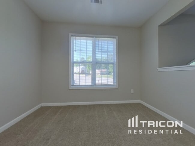 Building Photo - 4650 Camelot Dr