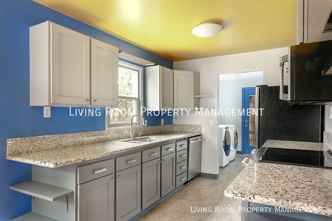 Building Photo - 8414 N Peninsular Ave