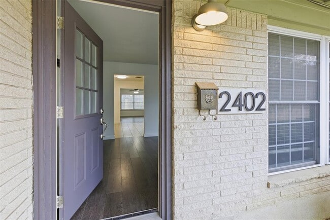 Building Photo - 2402 Little John Ln