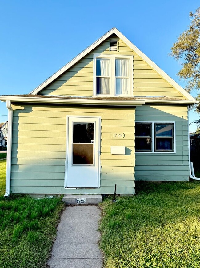 Sunny 2-Story 2BD/1BA on 6th Ave! - Sunny 2-Story 2BD/1BA on 6th Ave! House