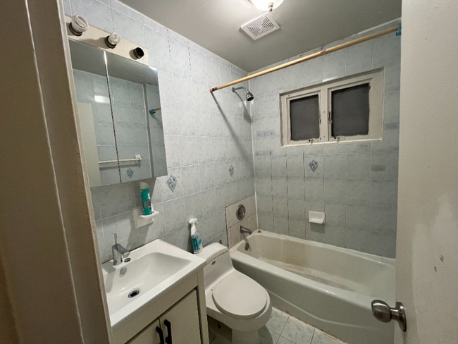 Foto del edificio - 80-36 242nd St