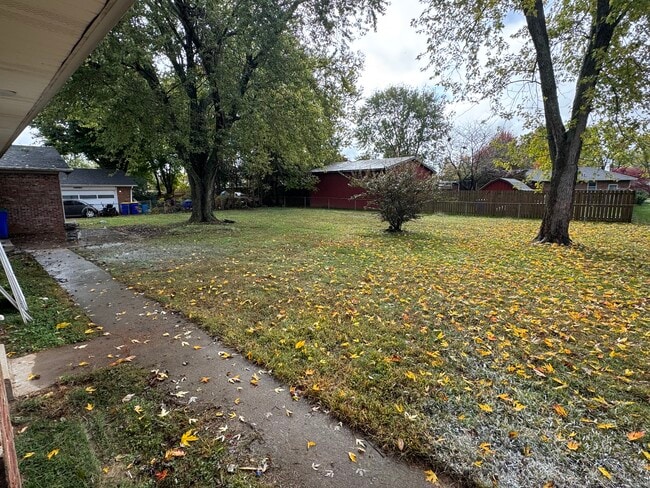 Building Photo - 519 Meadowlawn Dr