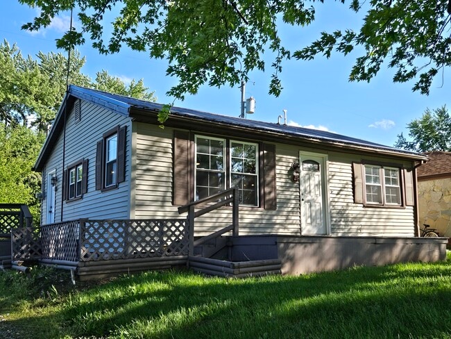 Building Photo - 21 W Lakeside Dr