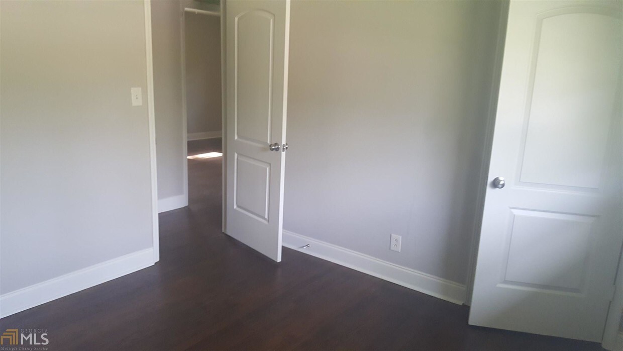 Foto principal - 1025 Beaver Ruin Rd