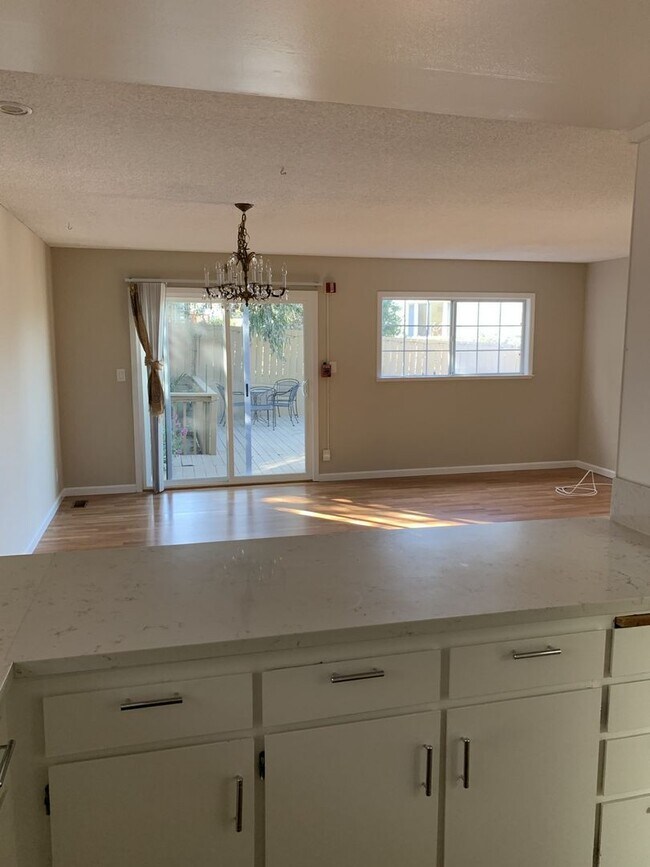 Foto del edificio - 4 Bedroom 2 Bath South San Francisco