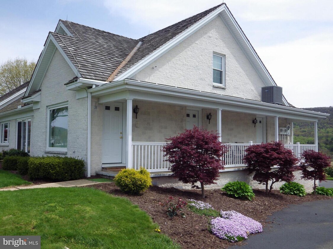 Primary Photo - 523 E Maple St