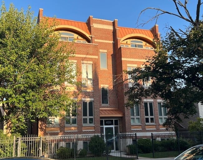 Building Photo - 4135 N Kedvale Ave