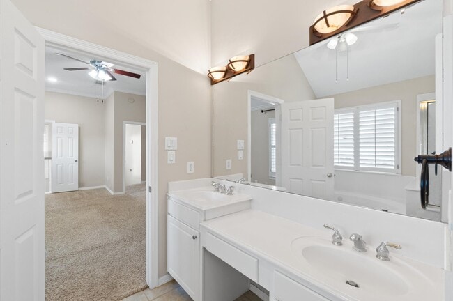 Building Photo - 1118 Enclave Square E