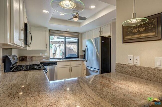 Building Photo - 11 Palma Dr