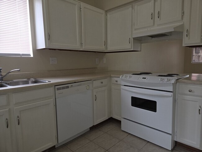 Foto del edificio - 2 bedroom 1 bath with covered parking