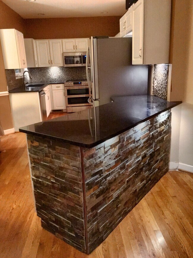 Kitchen - 1004 Austin Ct