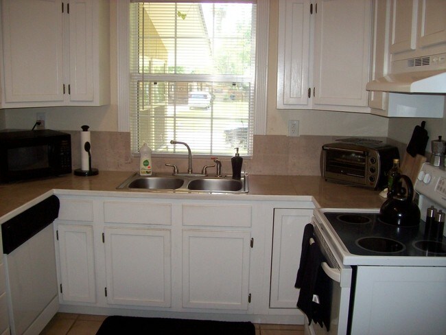 Kitchen - 414 N Joanna Ave
