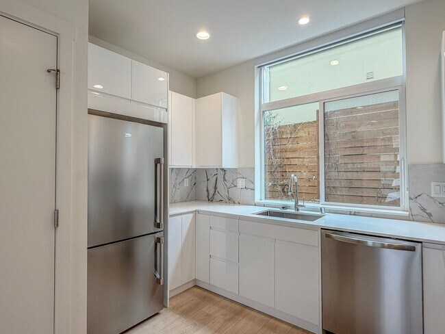 Foto del edificio - Newer Construction 2bd/2bth Madison Valley Townhome, $3,400/mo.