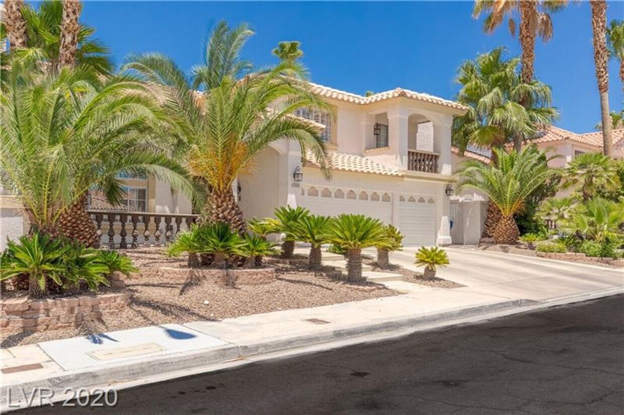 Primary Photo - 5 BEDROOM HOME WITH A POOL & SPA!