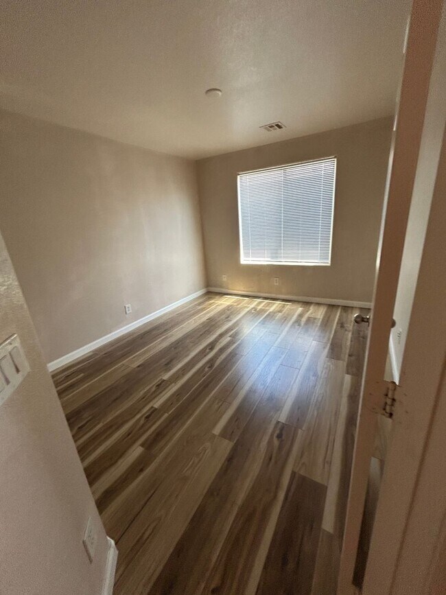 Building Photo - CUTE 2 STORY 3 BEDROOMS/ 2.5 BATHROOMS, WI...