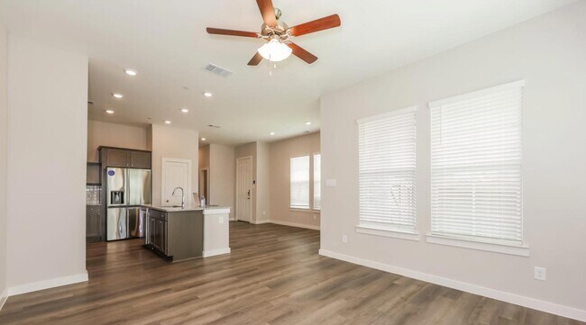 Foto del edificio - AVAILABLE NOW