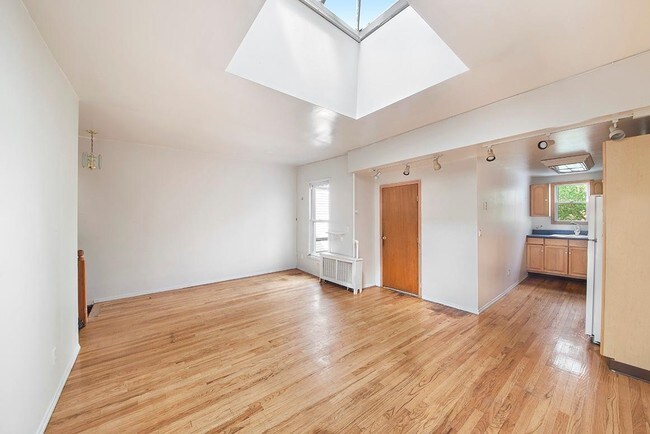 Interior Photo - 186 Russell St