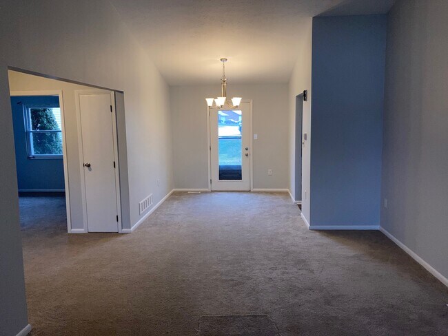 Living Room / Dining Area - 1008 Essex Plz