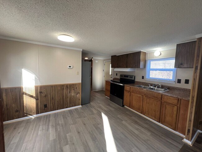 Foto del edificio - Move-in Ready - 3 Bed/1.5 Bath Home - Front and Back Decks - Quiet Street - Close to Mazeppa Park