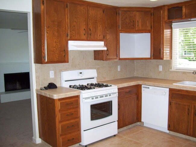 Building Photo - Recently remodeled home, excellent floor p...