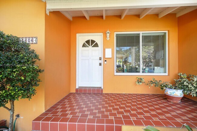 Foto del edificio - 4606 SW 11th St