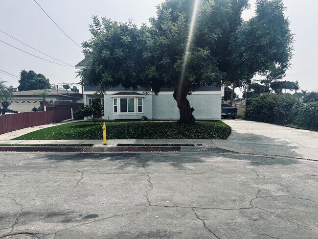 Foto del edificio - 4624 W 166th St