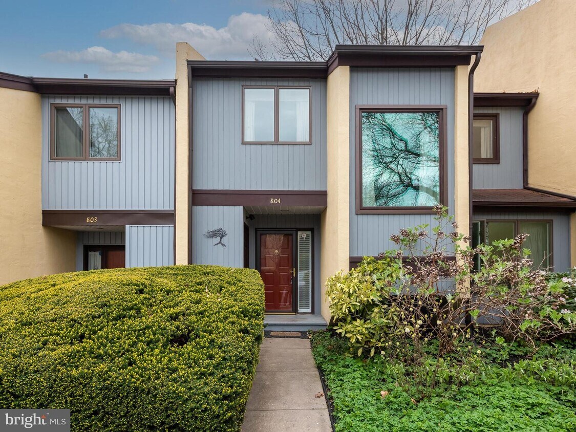 Primary Photo - 804 Somerset Ct