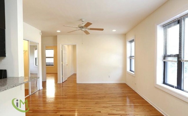 Building Photo - 4556 N Wolcott Ave