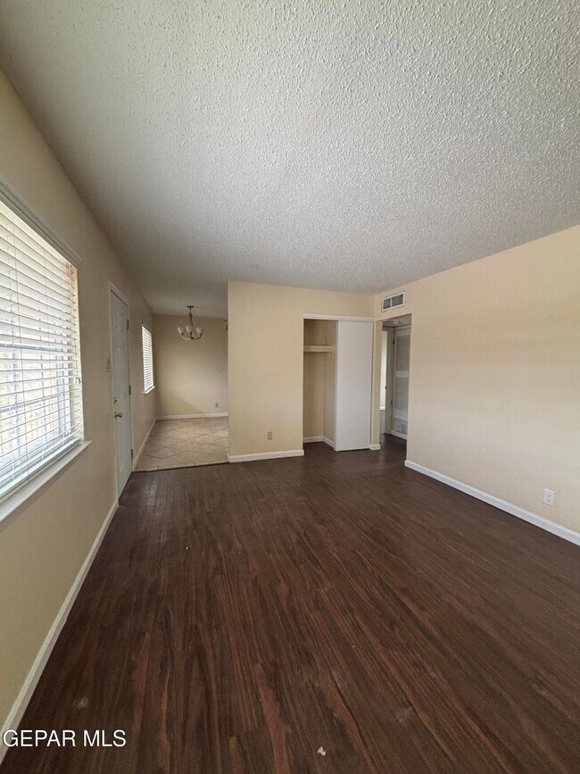 Foto del edificio - 1601 N El Paso St