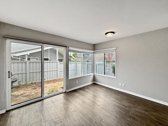 Building Photo - Spacious 3BD/2.5BA Townhouse in La Jolla W...