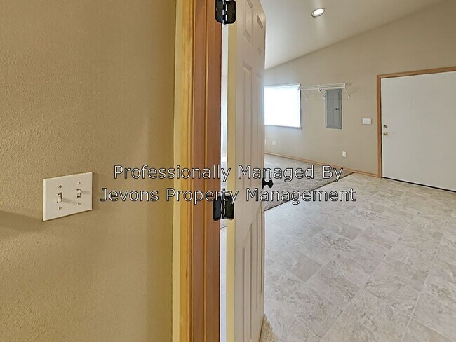 Building Photo - 1518 N Brook Ct
