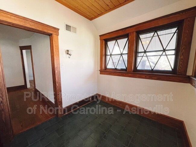 Building Photo - 114 Hillside St