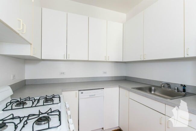 Building Photo - 816 W Waveland