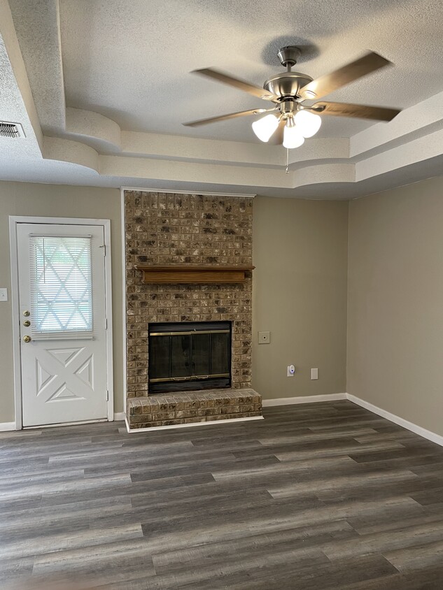 Livingroom, tray ceiling - 5017 Wagon Wheel Ave