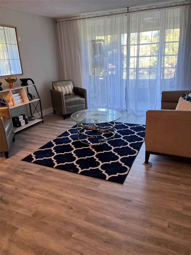 Foto del edificio - 9070 Lime Bay Blvd