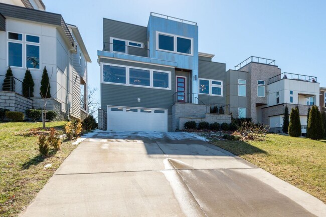 Foto del edificio - 4 Bedroom/3.5 Bath home overlooking the ci...
