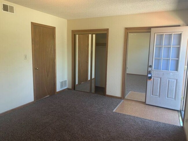 Foto del edificio - BRAND NEW carpet, come check me out!