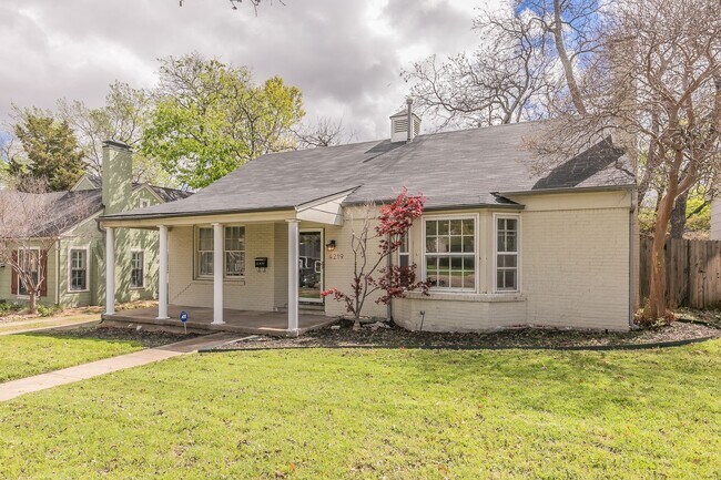 Building Photo - Charming Bungalow in Arlington Heights!!!!!