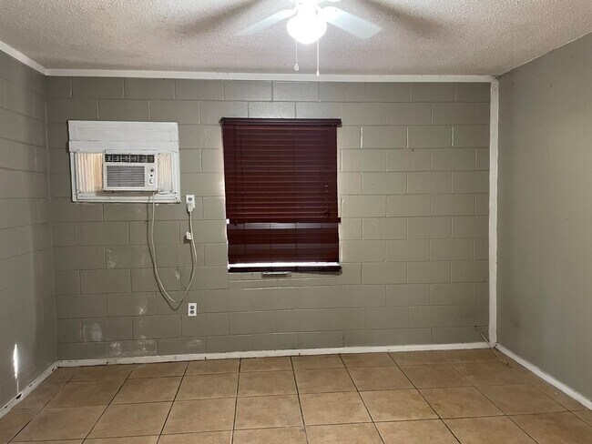 Building Photo - 1216 Carson Dr