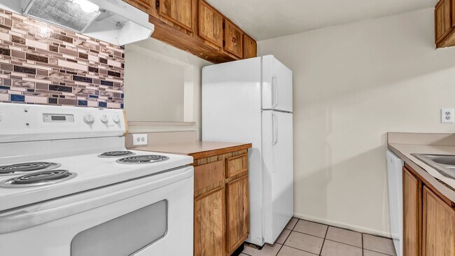 Building Photo - Two story 2 Beds/1.5 Baths Corner Condo in...