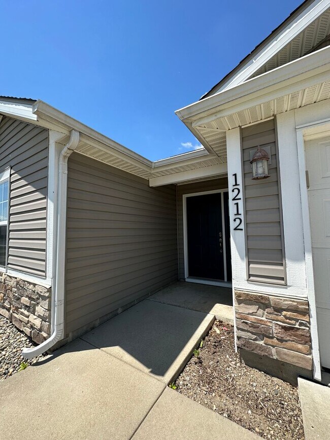 Building Photo - 3 Bedroom House and Fenced in Yard Availab...