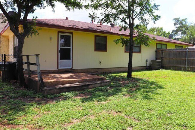 Building Photo - 1210 Leander Rd