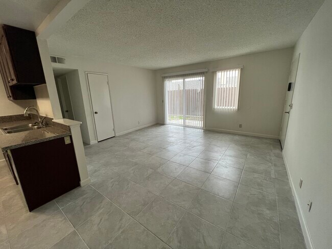 Foto del edificio - 2570 W Lincoln Ave