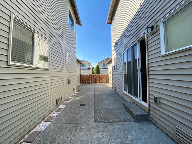 Building Photo - Refreshed Auburn home in desirable Montere...