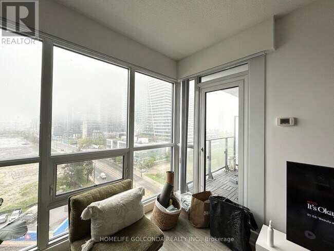 Photo du bâtiment - 2200 Lake Shore Blvd W