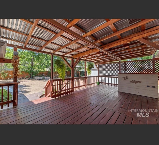 Building Photo - 425 W Pine Ave