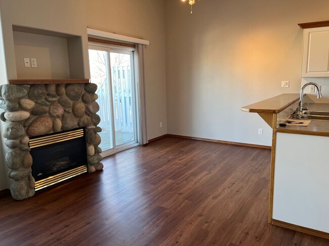 Building Photo - 3 Bed 2 Bath Unit in Red Deer, AB